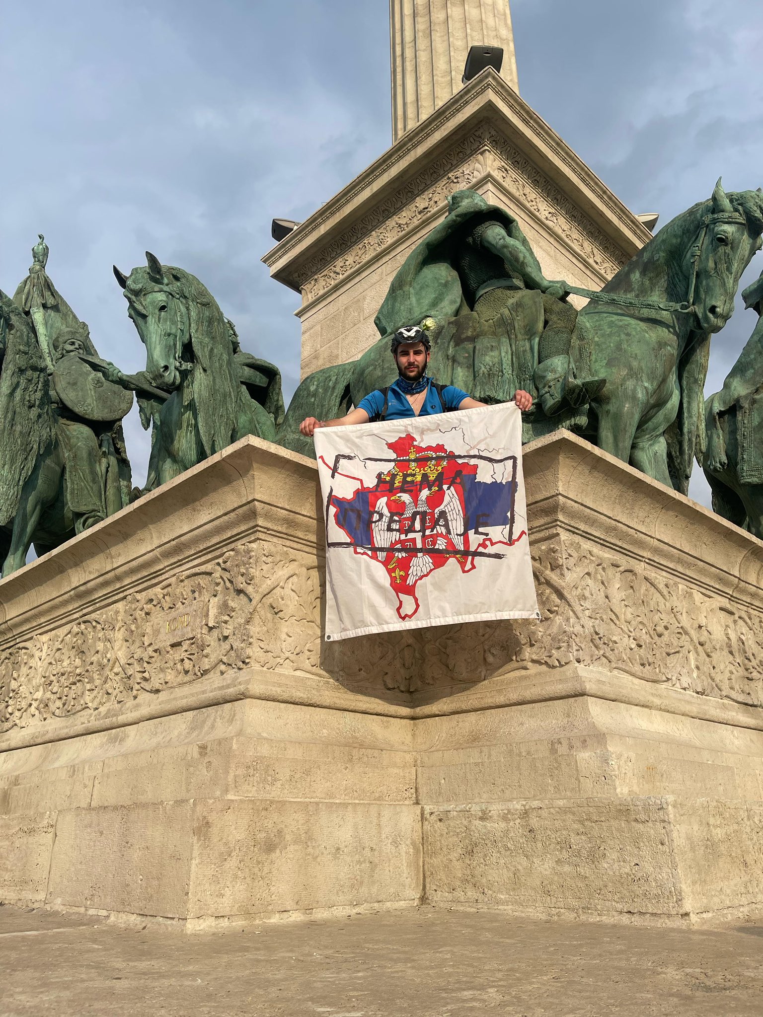 Student protests Serbia nationalist flag nedavaca Budapest Strasbourg