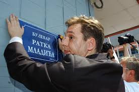 Aleksandar Vučić 2007 Belgrade putting up a street sign that reads Boulevard of Ratko Mladić
