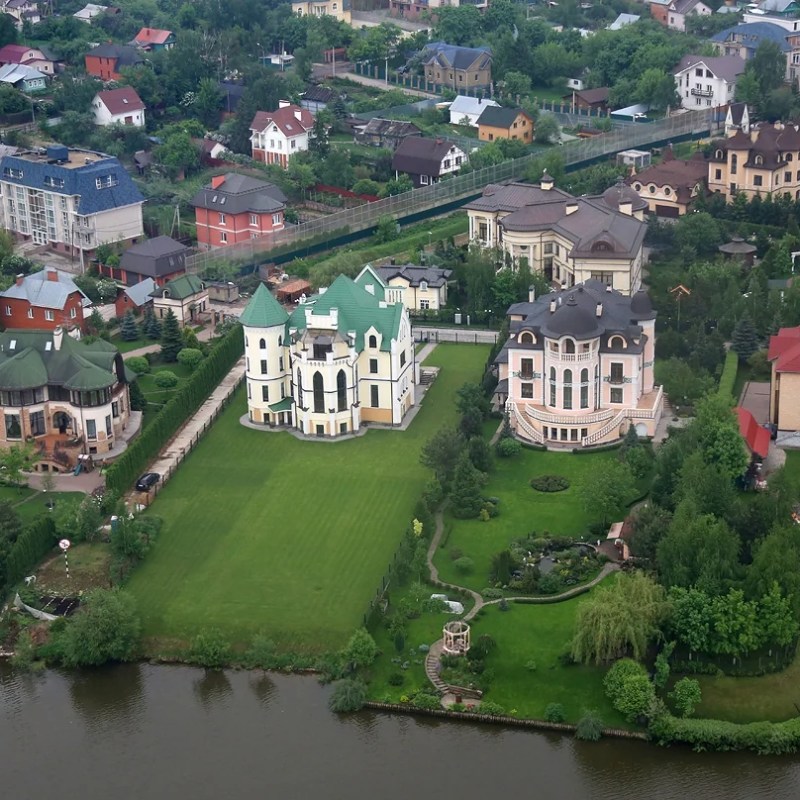 Russian exiled journalist makes a bombshell claim about Viktor Orban’s alleged secret luxury palace in&nbsp;Moscow