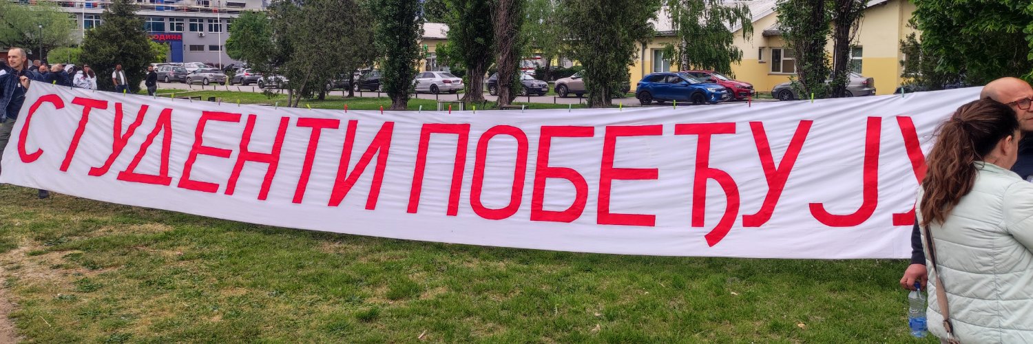 Student pobeđuju meaning students are winning