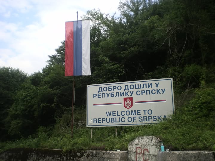 Dobro došli u Republiku Srpsku - Добро дошли у Републику Српску road sign